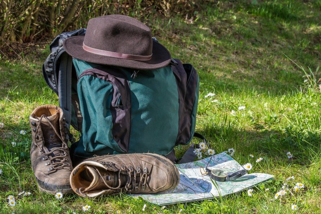 Wanderschuhe Zehen schmerzen schlafen ein Wandern Ausrüstung Rucksack Schuhe Karte Kompass Hut