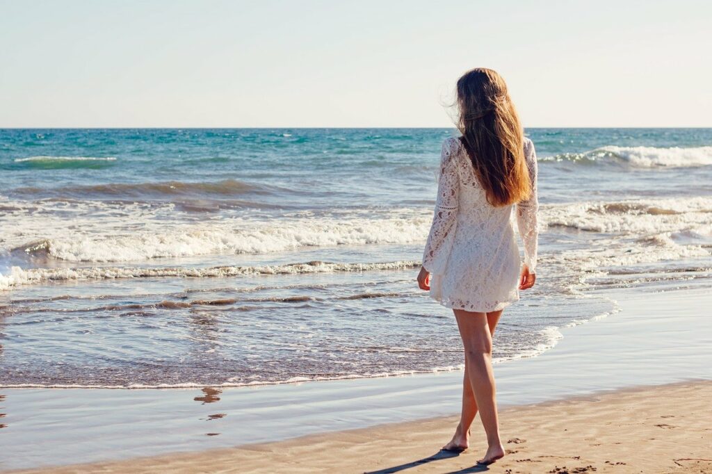 junge Frau am Strand wandern auf Gran Canaria auf eigene Faust