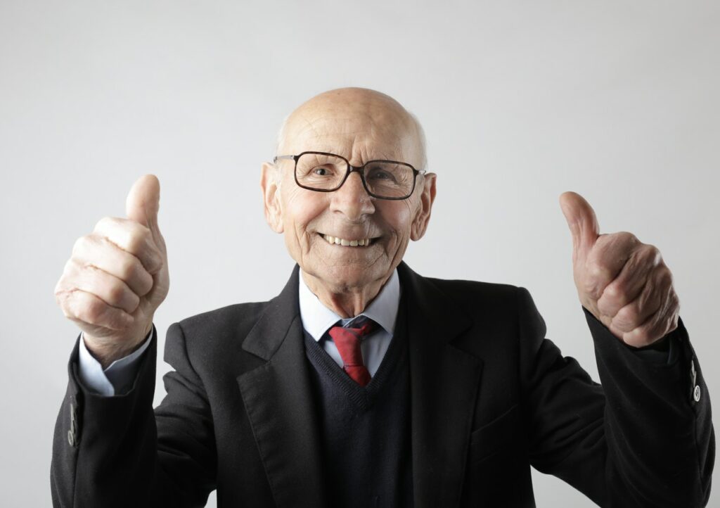 alter Mann Daumen hoch zufrieden Wohin auswandern als Rentner in Europa