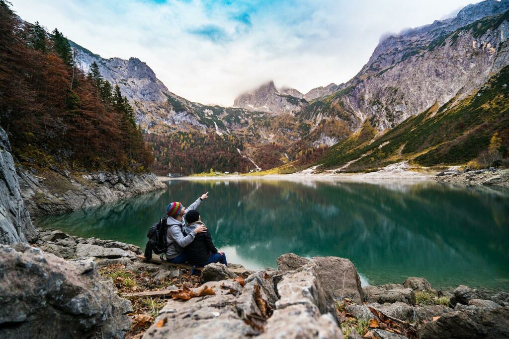 Paar Bergsee traumhafter Ausblick 17 Gründe, warum Wandern gut für Körper und Geist ist