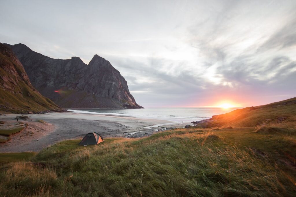 Natur Zelt Meer Sonne Campingversicherung – Lohnt sie sich für Outdoor-Freunde