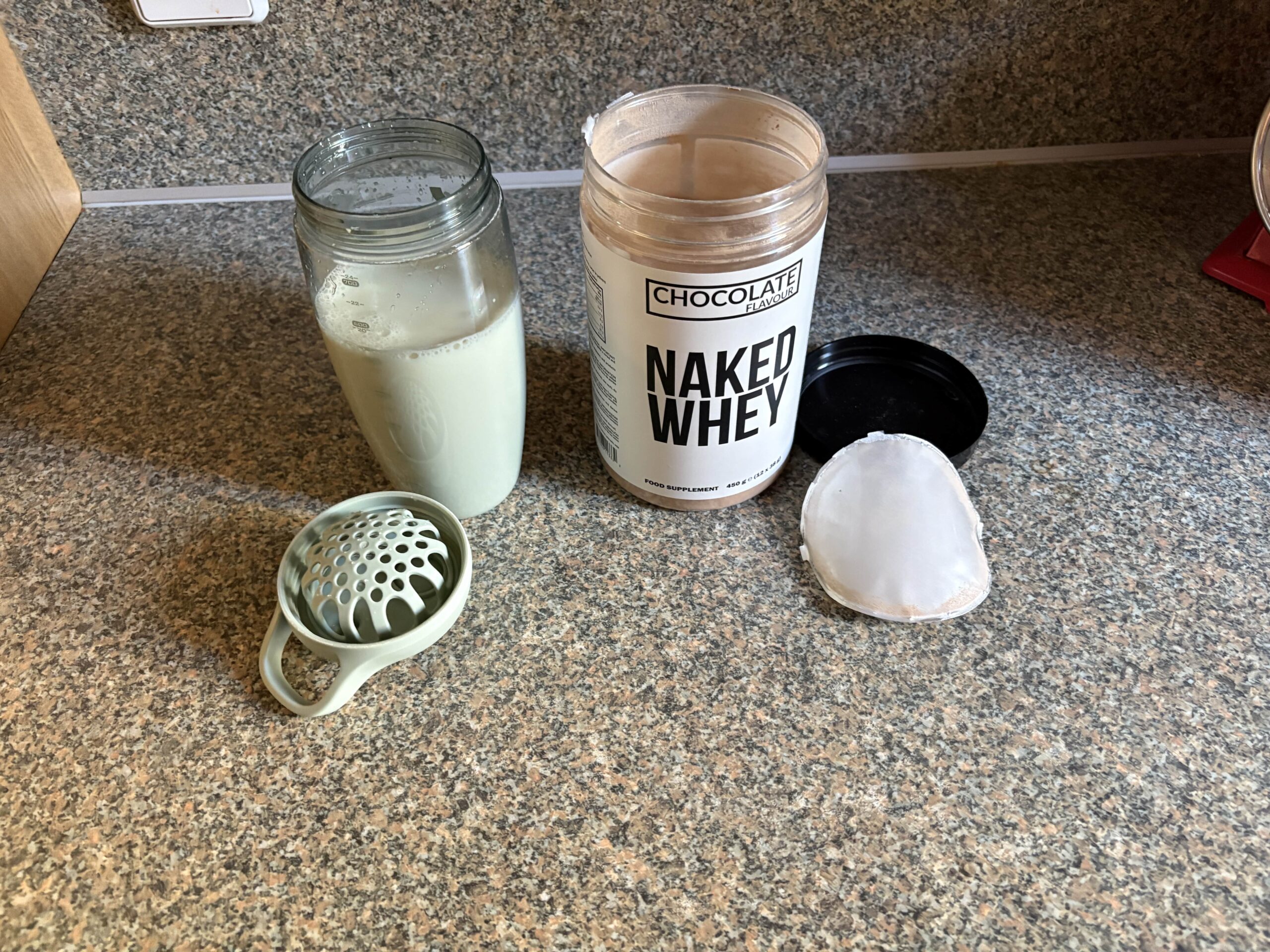 Naked Nutrition Chocolate Flavour 450g Milch im Shaker seitlich